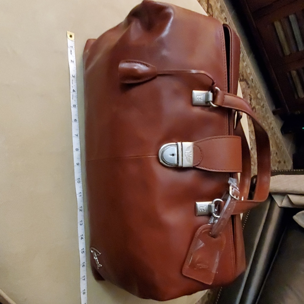 Beautiful consuela handbag. In like new condition.